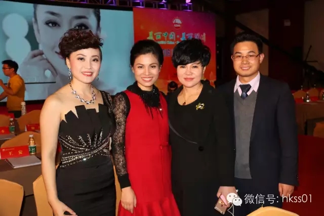 深圳美協副會長，盛世集團董事長王俊華女士作為貴賓攜華美學院王星宇校長共同出席了本次晚會
